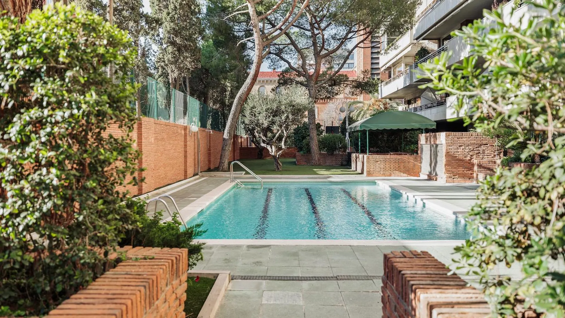 Aiguablava - 1 Bedroom And Pool In Pedralbes Barcelona Spain